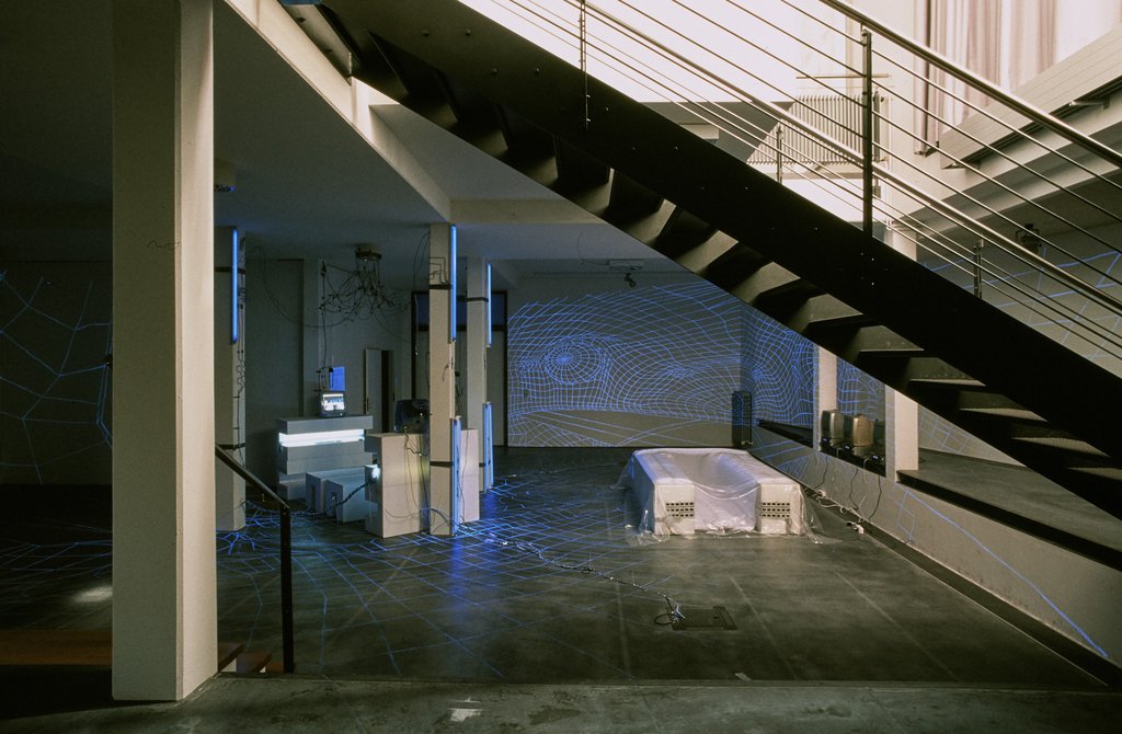 Das Foto zeigt das Untergeschoss des Edith-Russ-Hauses mit dem Kunstwerk von Debra A. Solomon: the_living: project brainstorm. Foto © Edith-Russ-Haus