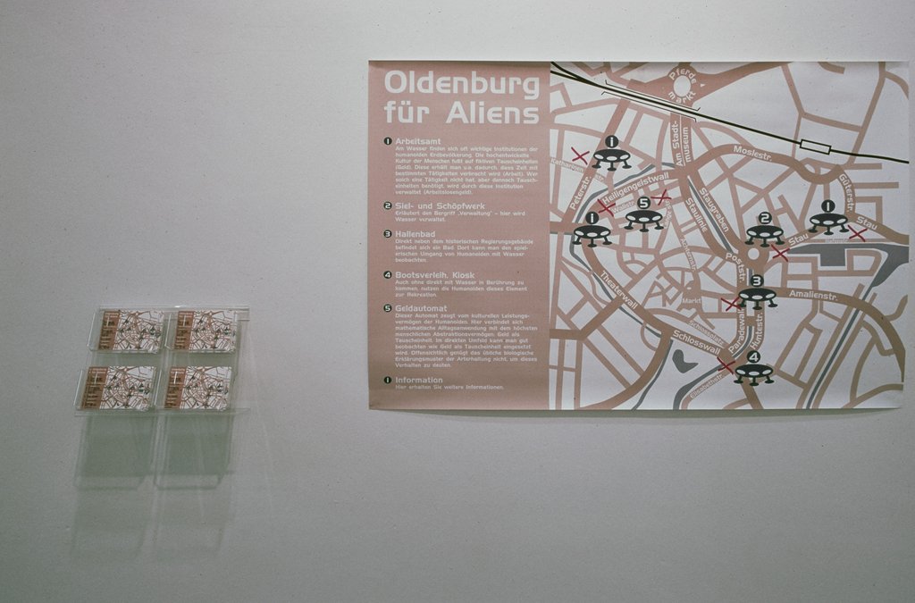 Das Foto zeigt das Obergeschoss des Edith-Russ-Hauses mit dem Kunstwerk von Ellen Nonnenmacher: Oldenburg für Aliens. Foto © Edith-Russ-Haus