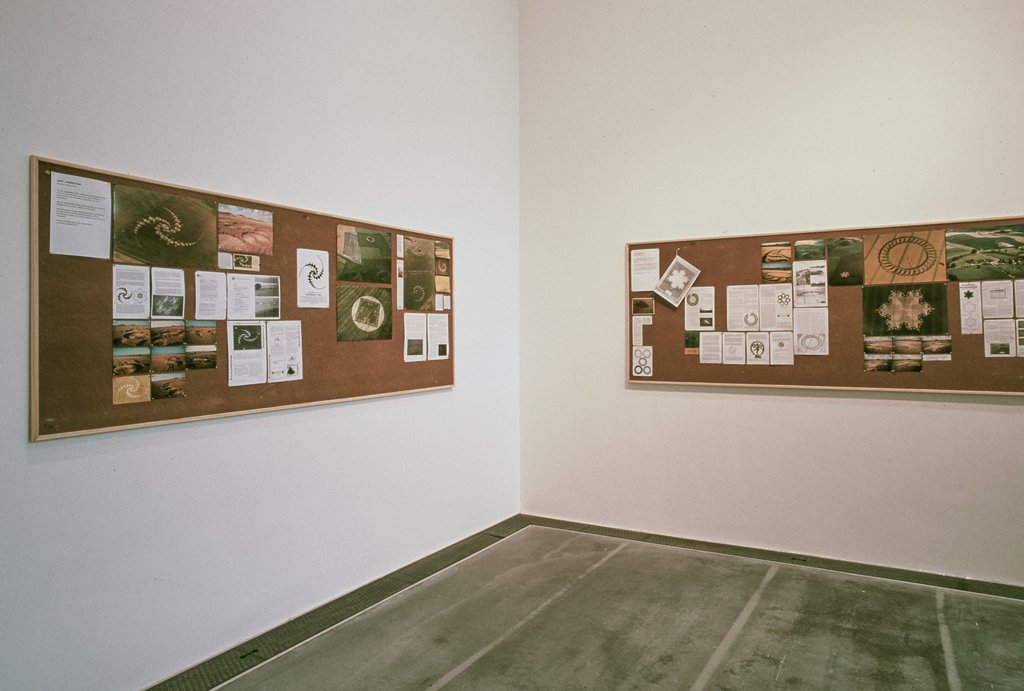 Das Foto zeigt das Obergeschoss des Edith-Russ-Hauses mit dem Kunstwerk von Rod Dickinson: The Mechanics... Of Contemporary Myths. Foto © Edith-Russ-Haus