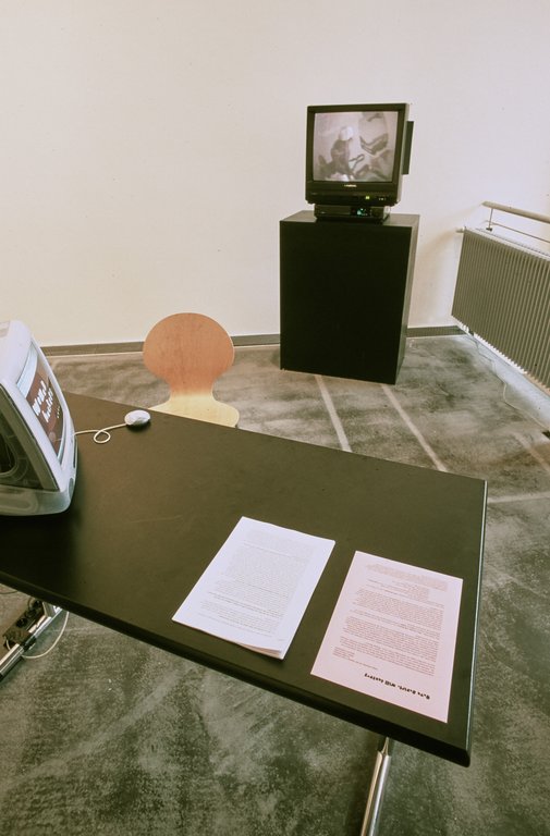 Das Foto zeigt das Obergeschoss des Edith-Russ-Hauses mit dem Kunstwerk von Cornelia Sollfrank: Have Script, Will Destroy. Foto © Edith-Russ-Haus