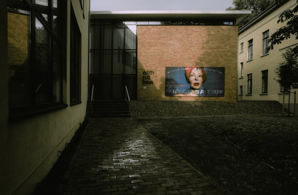 Das Foto zeigt die Fassade des Edith-Russ-Hauses mit dem Kunstwerk von CUKT: Wiktoria Cukt. Foto © Edith-Russ-Haus