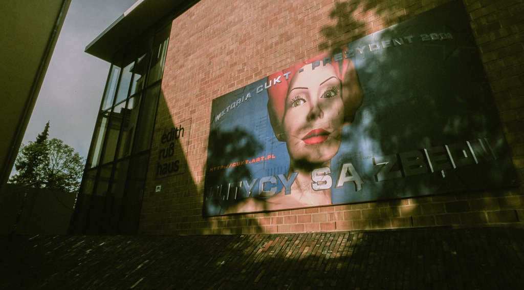 Das Foto zeigt die Fassade des Edith-Russ-Hauses mit dem Kunstwerk von CUKT: Wiktoria Cukt. Foto © Edith-Russ-Haus