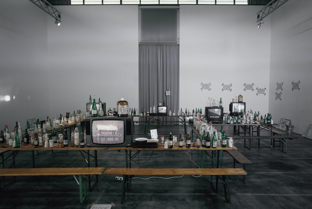 Das Foto zeigt das Obergeschoss des Edith-Russ-Hauses mit der Ausstellungsansicht Torsten Haake-Brandt: Geustermor. Foto © Edith-Russ-Haus