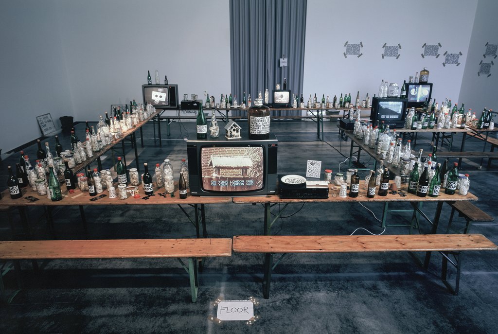 Das Foto zeigt das Obergeschoss des Edith-Russ-Hauses mit der Ausstellungsansicht Torsten Haake-Brandt: Geustermor. Foto © Edith-Russ-Haus