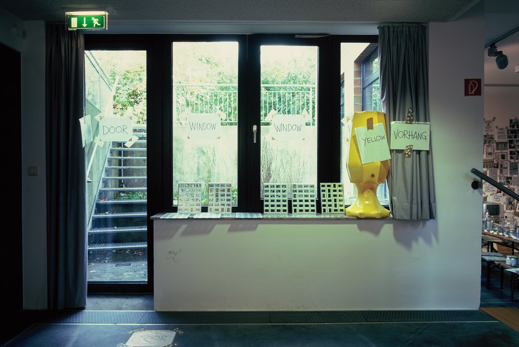 Das Foto zeigt das Untergeschoss des Edith-Russ-Hauses mit der Ausstellungsansicht Torsten Haake-Brandt: Geustermor. Foto © Edith-Russ-Haus
