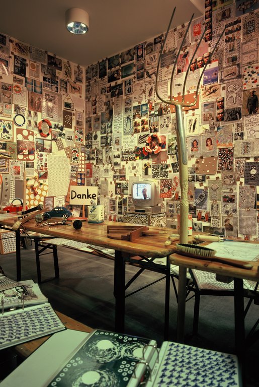 Das Foto zeigt das Untergeschoss des Edith-Russ-Hauses mit der Ausstellungsansicht Torsten Haake-Brandt: Geustermor. Foto © Edith-Russ-Haus