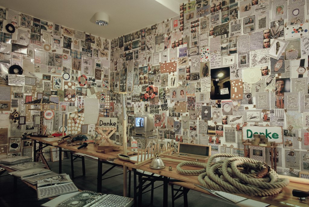 Das Foto zeigt das Untergeschoss des Edith-Russ-Hauses mit der Ausstellungsansicht Torsten Haake-Brandt: Geustermor. Foto © Edith-Russ-Haus