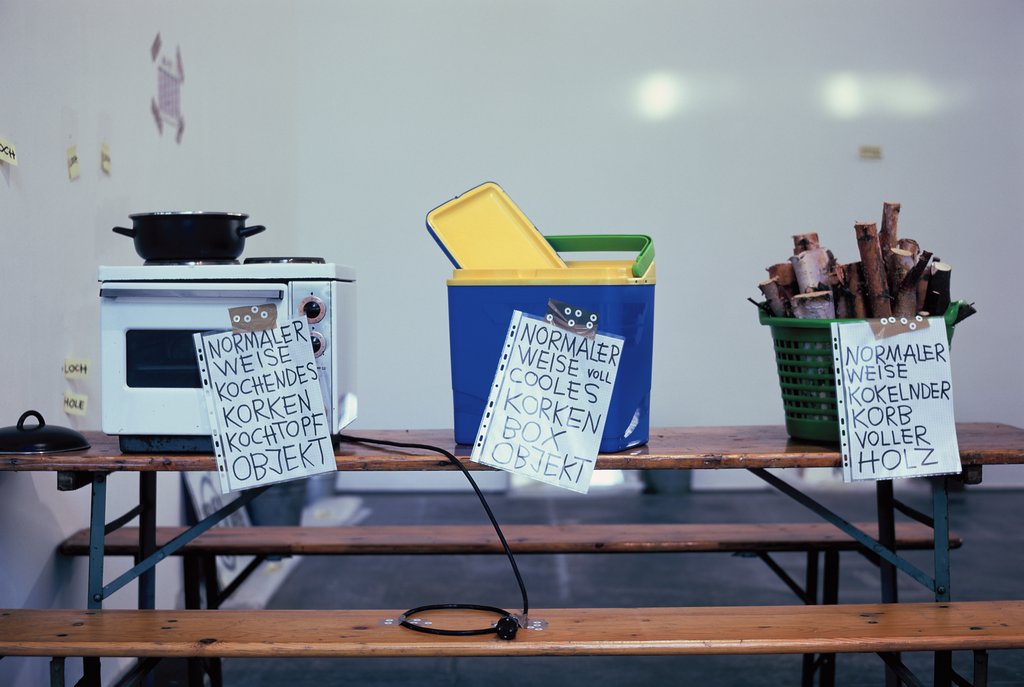 Das Foto zeigt das Untergeschoss des Edith-Russ-Hauses mit der Ausstellungsansicht Torsten Haake-Brandt: Geustermor. Foto © Edith-Russ-Haus