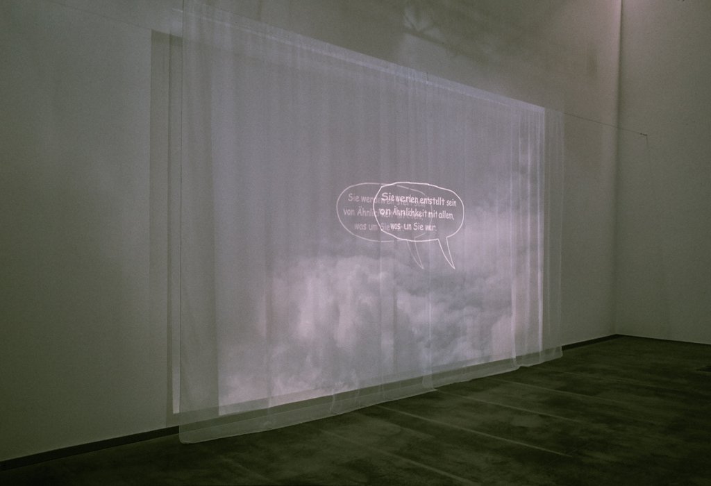 Das Foto zeigt das Obergeschoss des Edith-Russ-Hauses mit dem Kunstwerk von Susanne Weirich: Wolkenquartier. Four Corners of the Sky. Foto © Edith-Russ-Haus