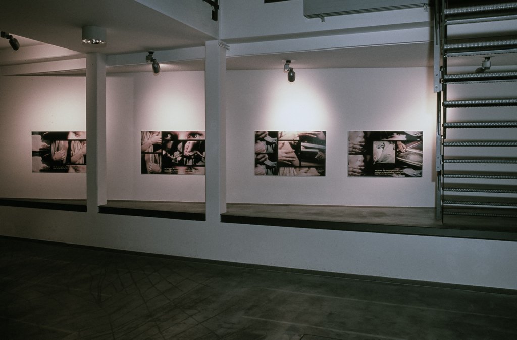 Das Foto zeigt das Untergeschoss des Edith-Russ-Hauses mit dem Kunstwerk von Susanne Weirich: Busybody. Foto © Edith-Russ-Haus