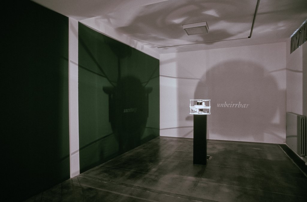 Das Foto zeigt das Untergeschoss des Edith-Russ-Hauses mit dem Kunstwerk von Susanne Weirich: Pfadfinder. Foto © Edith-Russ-Haus