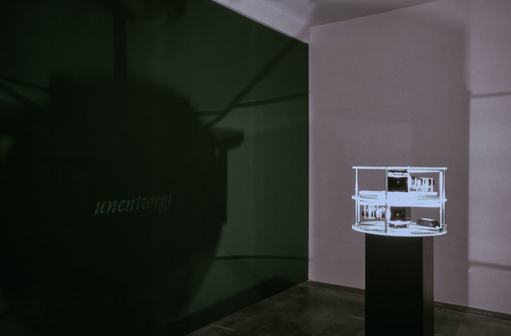 Das Foto zeigt das Untergeschoss des Edith-Russ-Hauses mit dem Kunstwerk von Susanne Weirich: Pfadfinder. Foto © Edith-Russ-Haus
