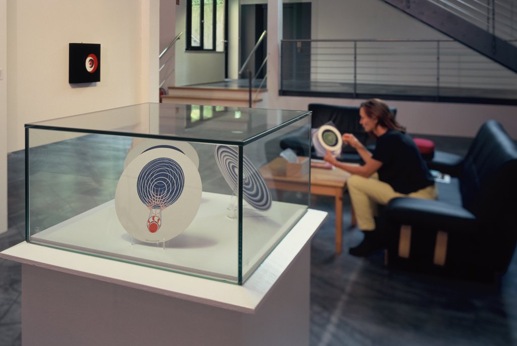 Das Foto zeigt das Untergeschoss des Edith-Russ-Hauses mit dem Kunstwerk von Marcel Duchamp: Rotoreliefs. Foto © Edith-Russ-Haus