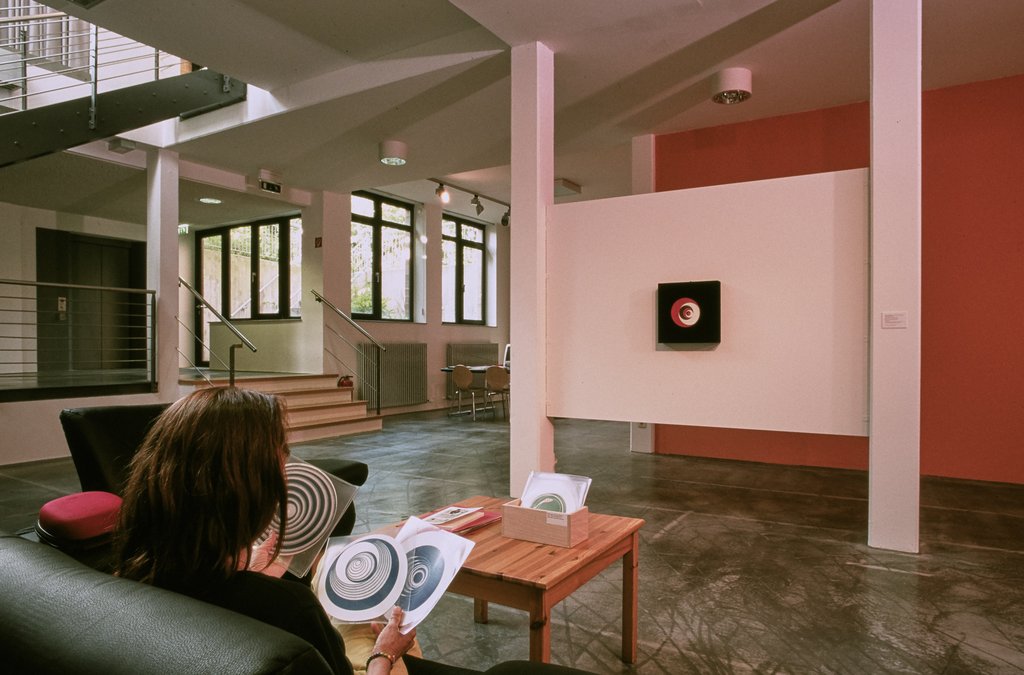 Das Foto zeigt das Untergeschoss des Edith-Russ-Hauses mit dem Kunstwerk von Marcel Duchamp: Rotoreliefs. Foto © Edith-Russ-Haus