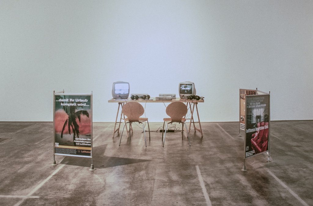 Das Foto zeigt das Obergeschoss des Edith-Russ-Hauses mit dem Kunstwerk von Kein Mensch Ist Illegal: deportation Class. Foto © Edith-Russ-Haus