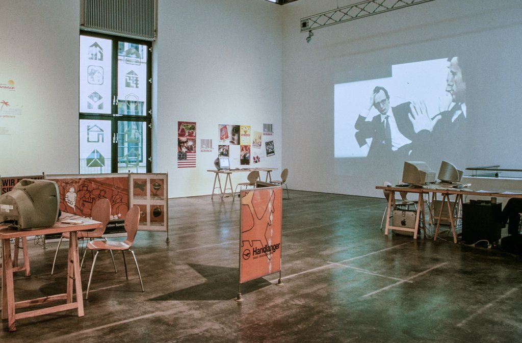 Das Foto zeigt das Obergeschoss des Edith-Russ-Hauses mit dem Kunstwerk von Adria Julia: Responses 1. Foto © Edith-Russ-Haus