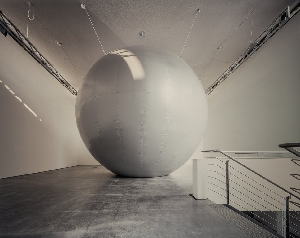 The photo shows the basement of the Edith Russ House with the artwork by Mark Bain: Sonusphere. Photo © Edith-Russ-Haus