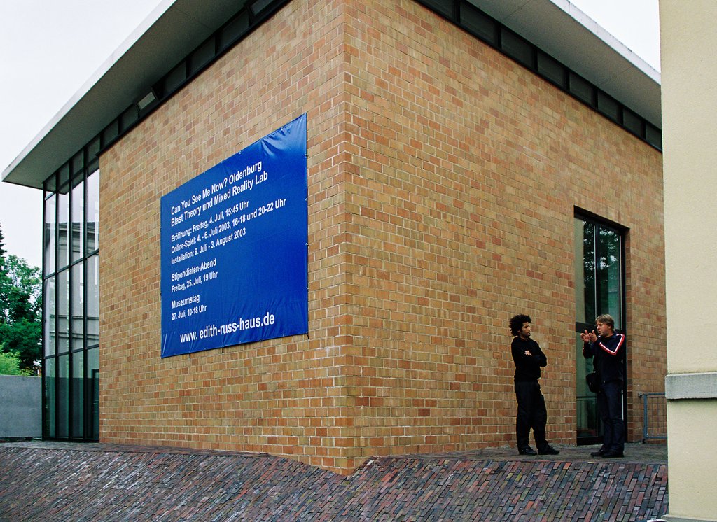 Das Foto zeigt die Fassade des Edith-Russ-Hauses mit dem Banner der Ausstellung Blast Theory & Mixed Reality Lab: Can You See Me Now. Foto © Edith-Russ-Haus