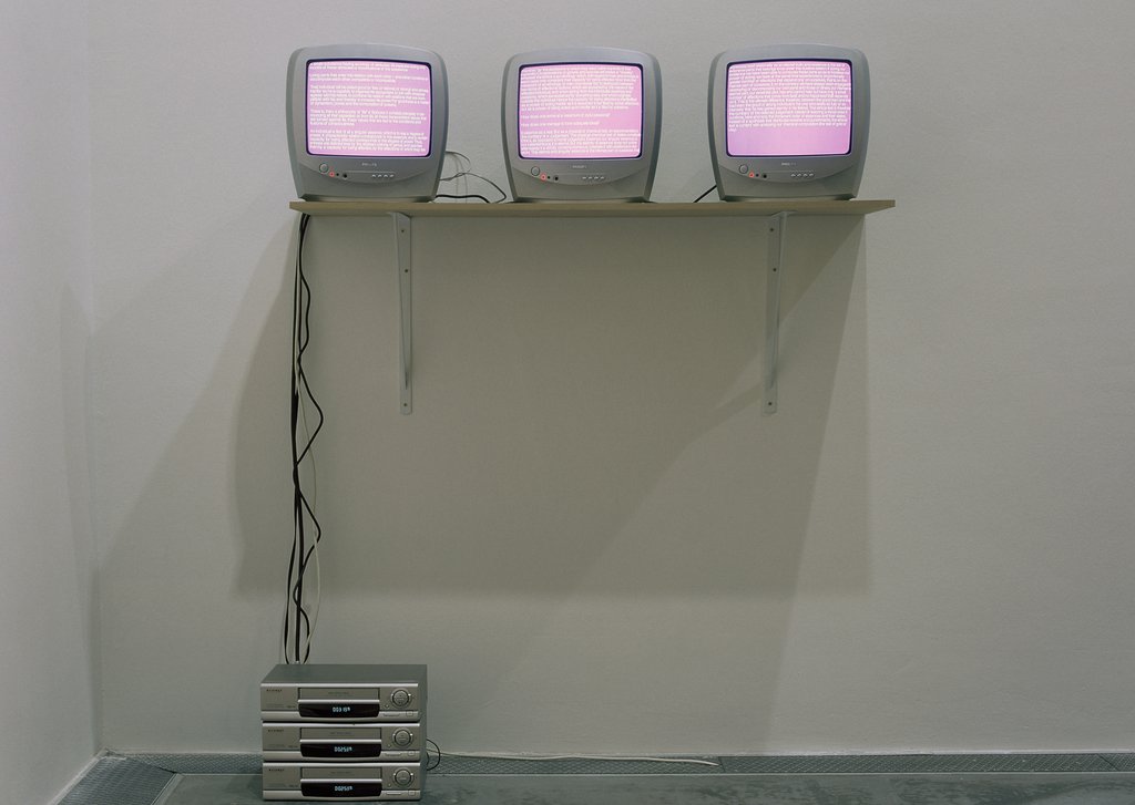Das Foto zeigt das Obergeschoss des Edith-Russ-Hauses mit der Ausstellungsansicht Bernadette Corporation. Foto © Edith-Russ-Haus