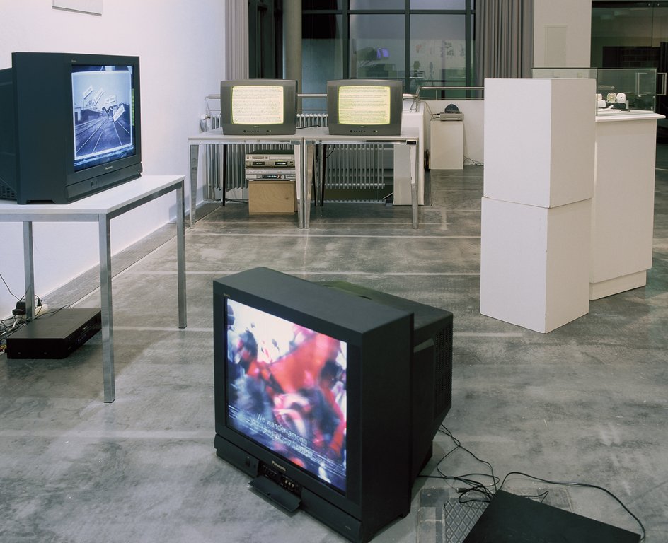Das Foto zeigt das Obergeschoss des Edith-Russ-Hauses mit der Ausstellungsansicht Bernadette Corporation. Foto © Edith-Russ-Haus