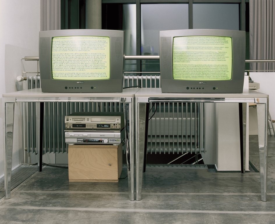 Das Foto zeigt das Untergeschoss des Edith-Russ-Hauses mit der Ausstellungsansicht Bernadette Corporation. Foto © Edith-Russ-Haus
