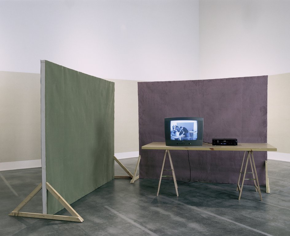 Das Foto zeigt das Obergeschoss des Edith-Russ-Hauses mit der Ausstellungsansicht Dave Allen. Foto © Edith-Russ-Haus