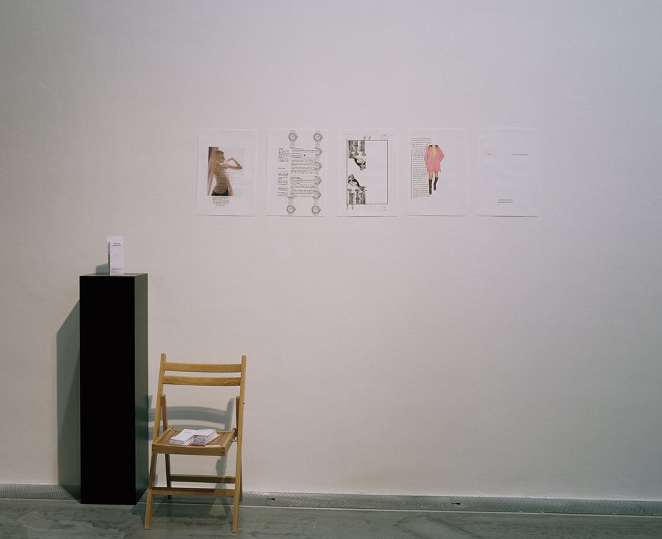 Das Foto zeigt das Untergeschoss des Edith-Russ-Hauses mit der Ausstellungsansicht Bernadette Corporation. Foto © Edith-Russ-Haus
