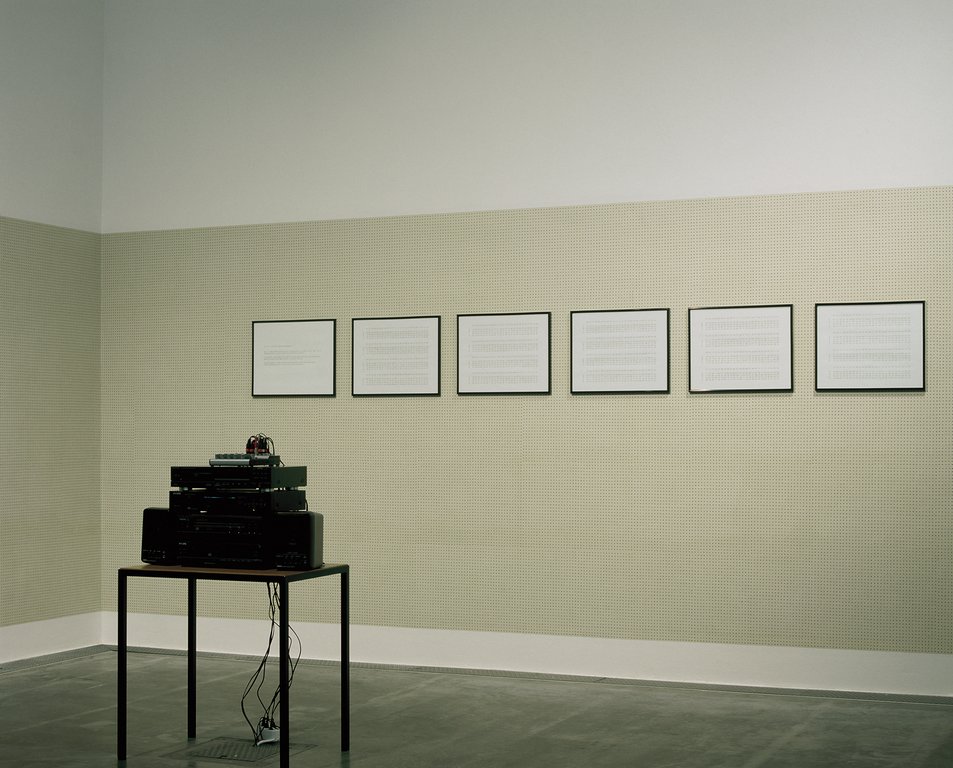 Das Foto zeigt das Obergeschoss des Edith-Russ-Hauses mit der Ausstellungsansicht Dave Allen. Foto © Edith-Russ-Haus