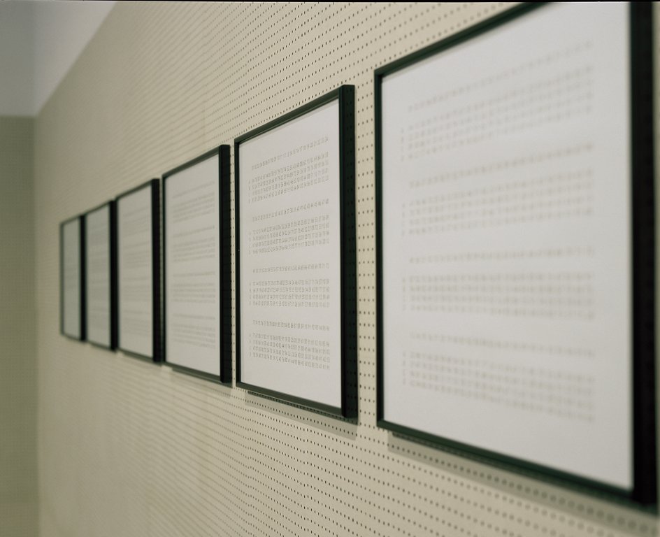 Das Foto zeigt das Obergeschoss des Edith-Russ-Hauses mit der Ausstellungsansicht Dave Allen. Foto © Edith-Russ-Haus
