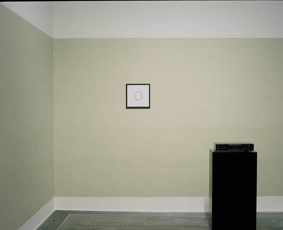 Das Foto zeigt das Obergeschoss des Edith-Russ-Hauses mit dem Kunstwerk von Dave Allen: Looped Sun. Foto © Edith-Russ-Haus