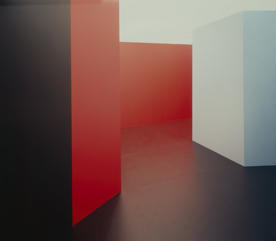Das Foto zeigt das Obergeschoss des Edith-Russ-Hauses mit dem Kunstwerk von Monika Oechsler: Am fernen und entferntesten Punkt. Foto © Edith-Russ-Haus