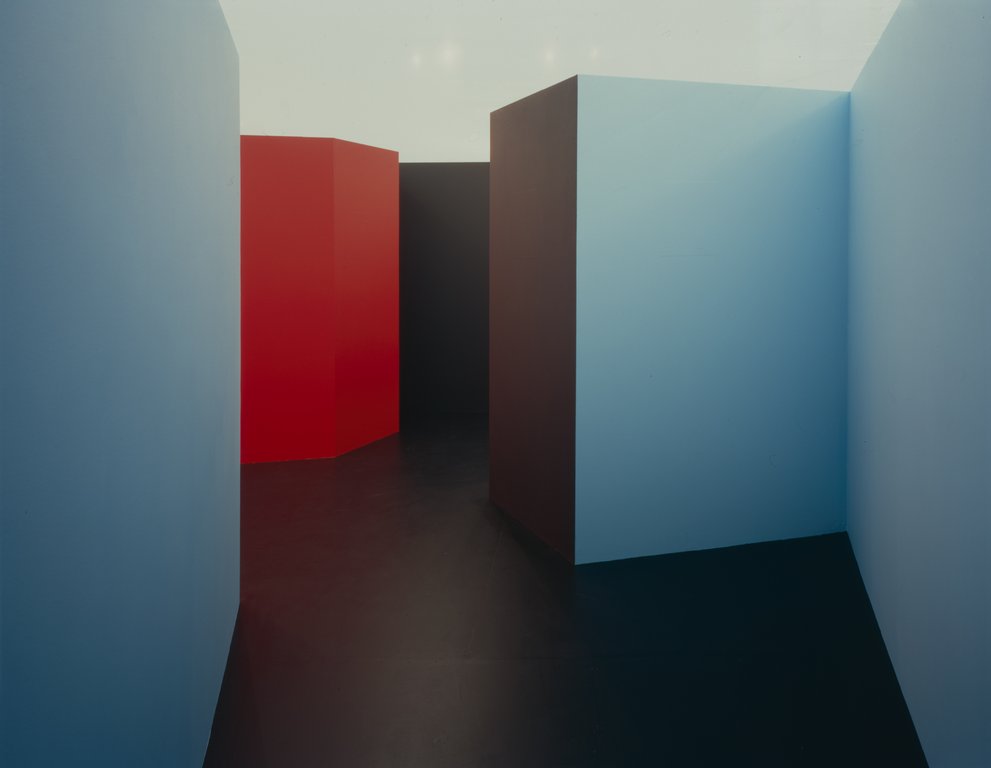 Das Foto zeigt das Obergeschoss des Edith-Russ-Hauses mit dem Kunstwerk von Monika Oechsler: Am fernen und entferntesten Punkt. Foto © Edith-Russ-Haus