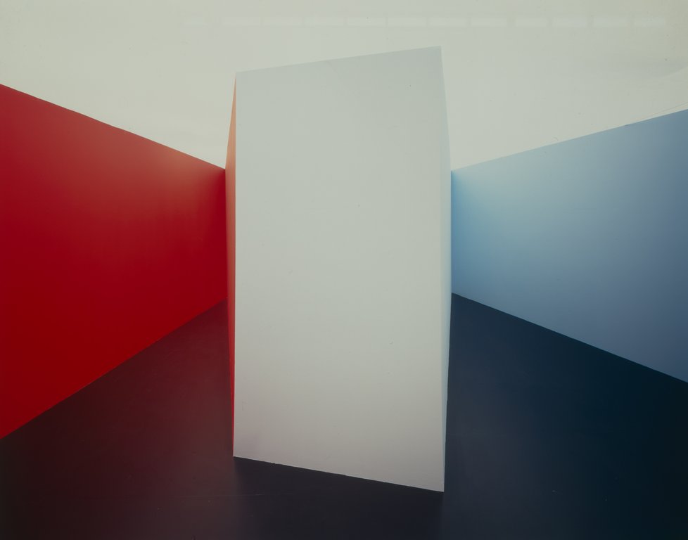 Das Foto zeigt das Obergeschoss des Edith-Russ-Hauses mit dem Kunstwerk von Monika Oechsler: Am fernen und entferntesten Punkt. Foto © Edith-Russ-Haus