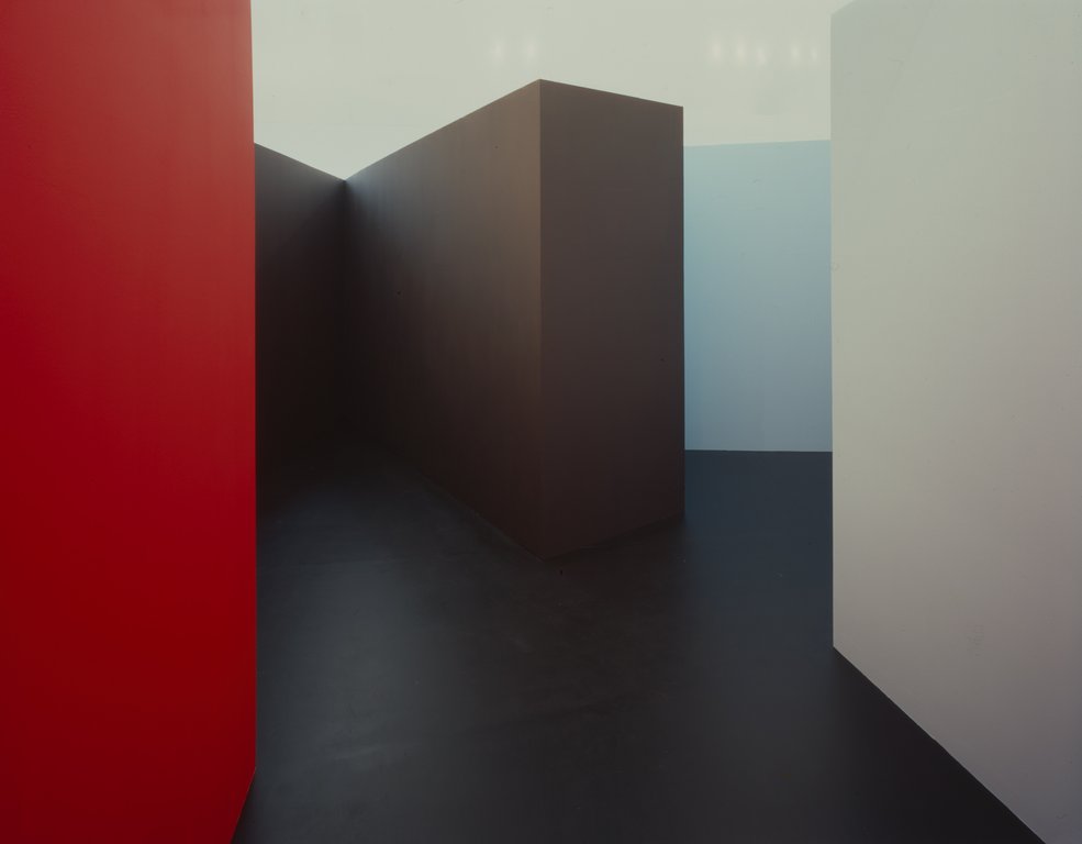 Das Foto zeigt das Obergeschoss des Edith-Russ-Hauses mit dem Kunstwerk von Monika Oechsler: Am fernen und entferntesten Punkt. Foto © Edith-Russ-Haus