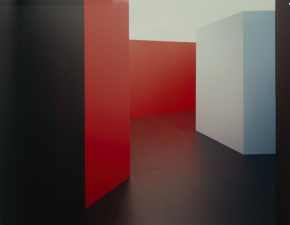 Das Foto zeigt das Obergeschoss des Edith-Russ-Hauses mit dem Kunstwerk von Monika Oechsler: Am fernen und entferntesten Punkt. Foto © Edith-Russ-Haus