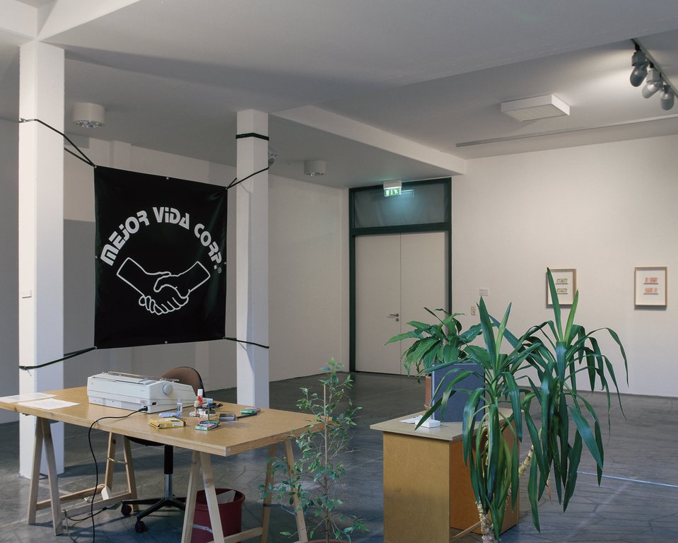 Das Foto zeigt das Untergeschoss des Edith-Russ-Hauses mit dem Kunstwerk von Minerva Cuevas: Mejor Vida Corp. Foto © Edith-Russ-Haus