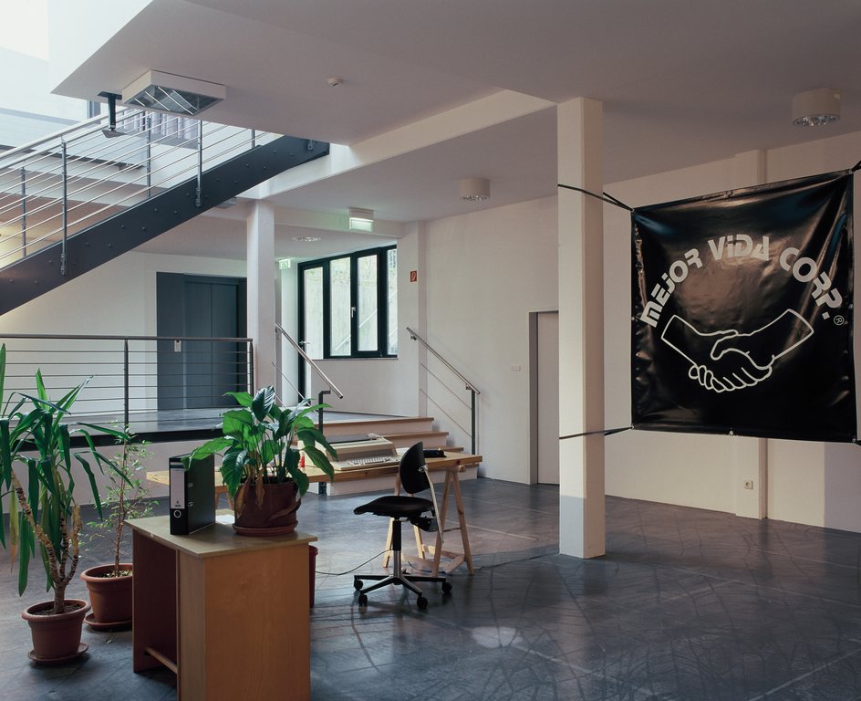 Das Foto zeigt das Untergeschoss des Edith-Russ-Hauses mit dem Kunstwerk von Minerva Cuevas: Mejor Vida Corp. Foto © Edith-Russ-Haus