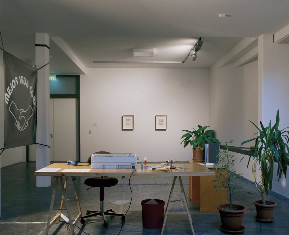 Das Foto zeigt das Untergeschoss des Edith-Russ-Hauses mit dem Kunstwerk von Minerva Cuevas: Mejor Vida Corp. Foto © Edith-Russ-Haus