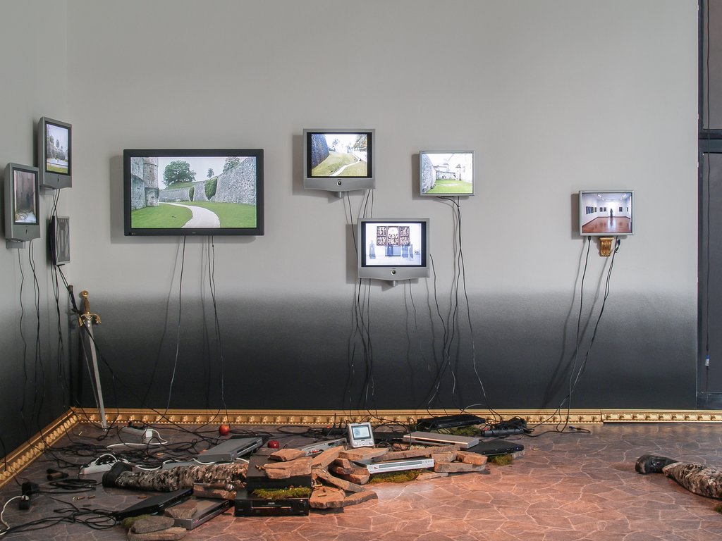 Das Foto zeigt das Obergeschoss des Edith-Russ-Hauses mit dem Kunstwerk von Beate Geissler & Oliver Sann: Return to Veste Rosenberg. Foto Franz J Wamhof © Edith-Russ-Haus