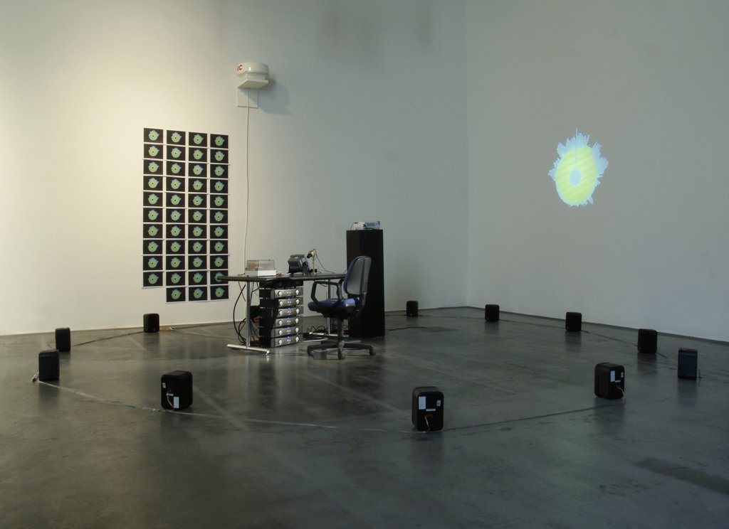 Das Foto zeigt das Obergeschoss des Edith-Russ-Hauses mit dem Kunstwerk von Carl-Michael von Hausswolff: Spiriport. Foto Franz J Wamhof © Edith-Russ-Haus