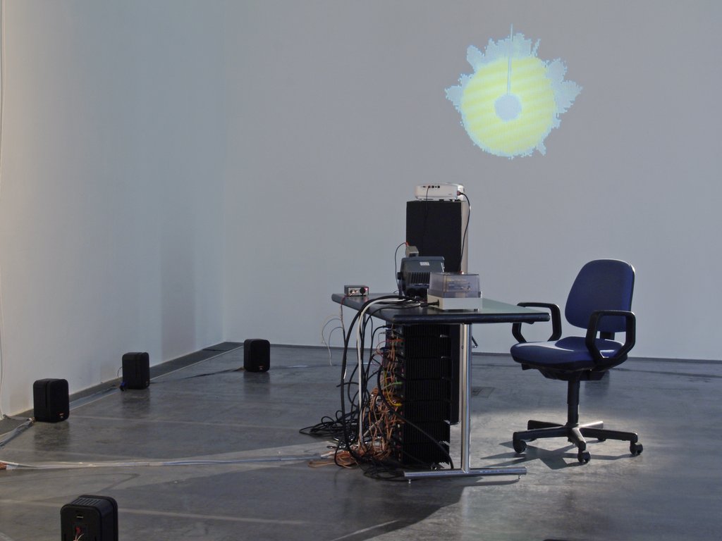 Das Foto zeigt das Obergeschoss des Edith-Russ-Hauses mit dem Kunstwerk von Carl-Michael von Hausswolff: Spiriport. Foto Franz J Wamhof © Edith-Russ-Haus