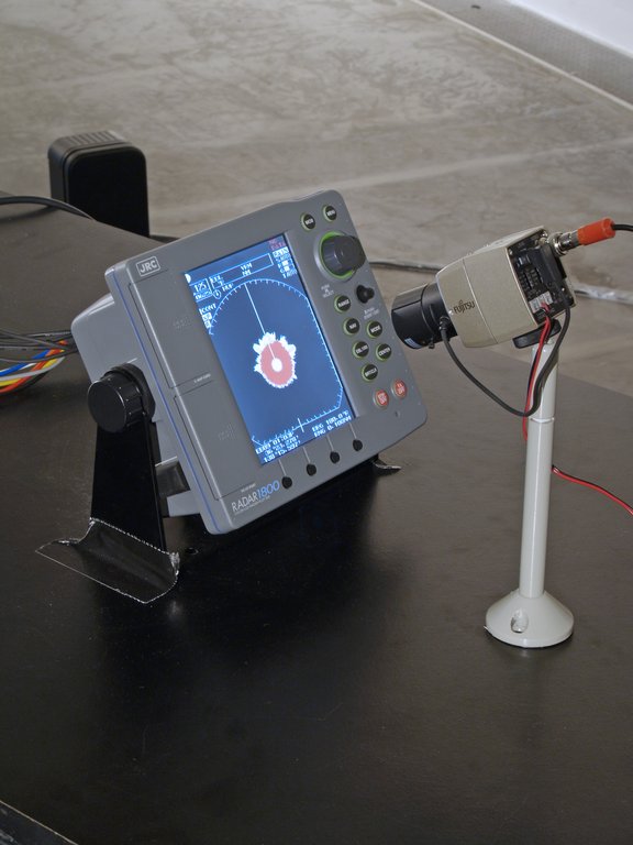 Das Foto zeigt das Obergeschoss des Edith-Russ-Hauses mit dem Kunstwerk von Carl-Michael von Hausswolff: Mobile Unit for Detection of Unknown Entities. Foto Franz J Wamhof © Edith-Russ-Haus