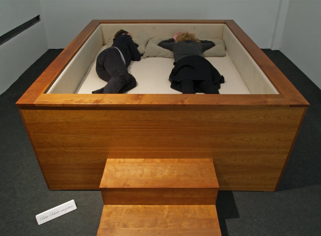 Das Foto zeigt das Untergeschoss des Edith-Russ-Hauses mit dem Kunstwerk von Kaffee Matthews & Sonic Bed: London is Coming to Oldenburg. Foto Franz J Wamhof © Edith-Russ-Haus