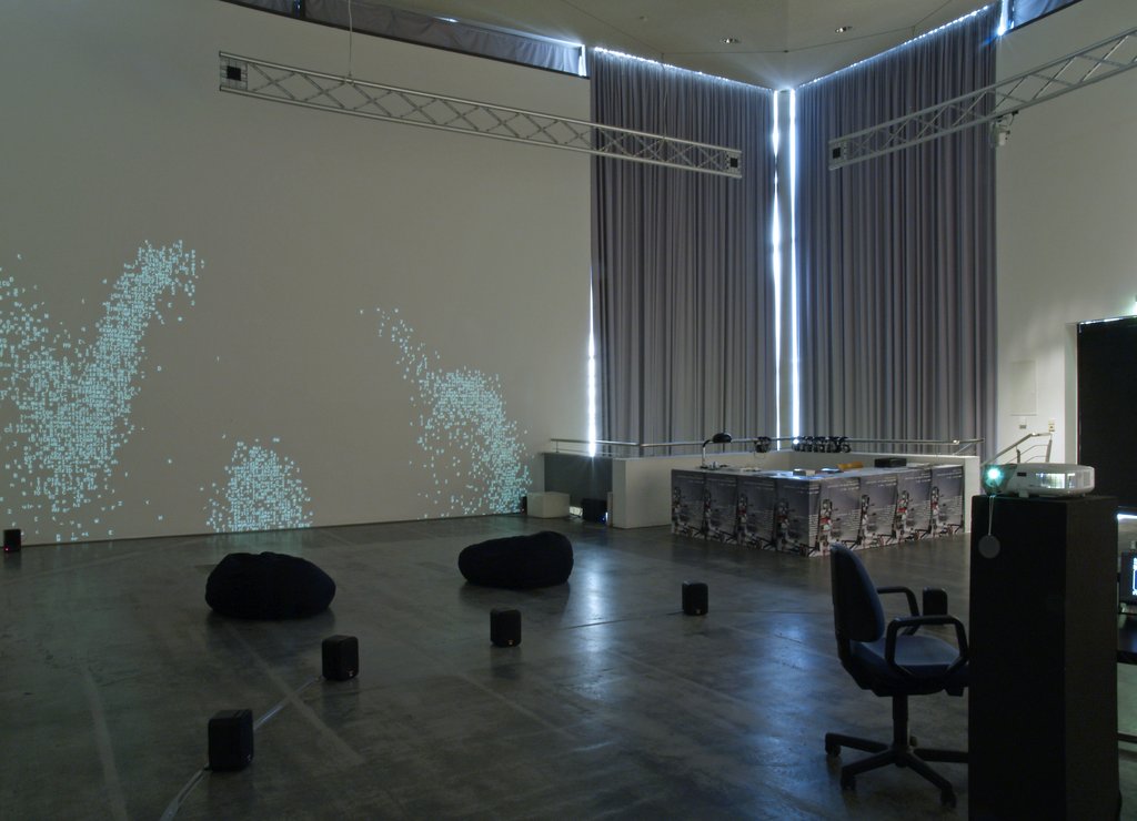 Das Foto zeigt das Obergeschoss des Edith-Russ-Hauses mit der Ausstellungsansicht SOUND//BYTES. Foto Franz J Wamhof © Edith-Russ-Haus