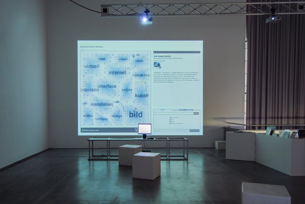 Das Foto zeigt das Obergeschoss des Edith-Russ-Hauses mit der Ausstellungsansicht WISSENSARCHIVE Online-Plattformen. Foto © Edith-Russ-Haus