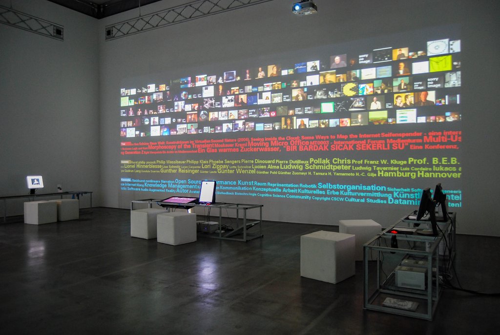 Das Foto zeigt das Obergeschoss des Edith-Russ-Hauses mit der Ausstellungsansicht WISSENSARCHIVE Online-Plattformen. Foto © Edith-Russ-Haus