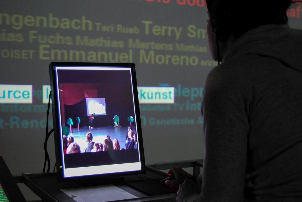 Das Foto zeigt das Obergeschoss des Edith-Russ-Hauses mit der Ausstellungsansicht WISSENSARCHIVE Online-Plattformen. Foto © Edith-Russ-Haus