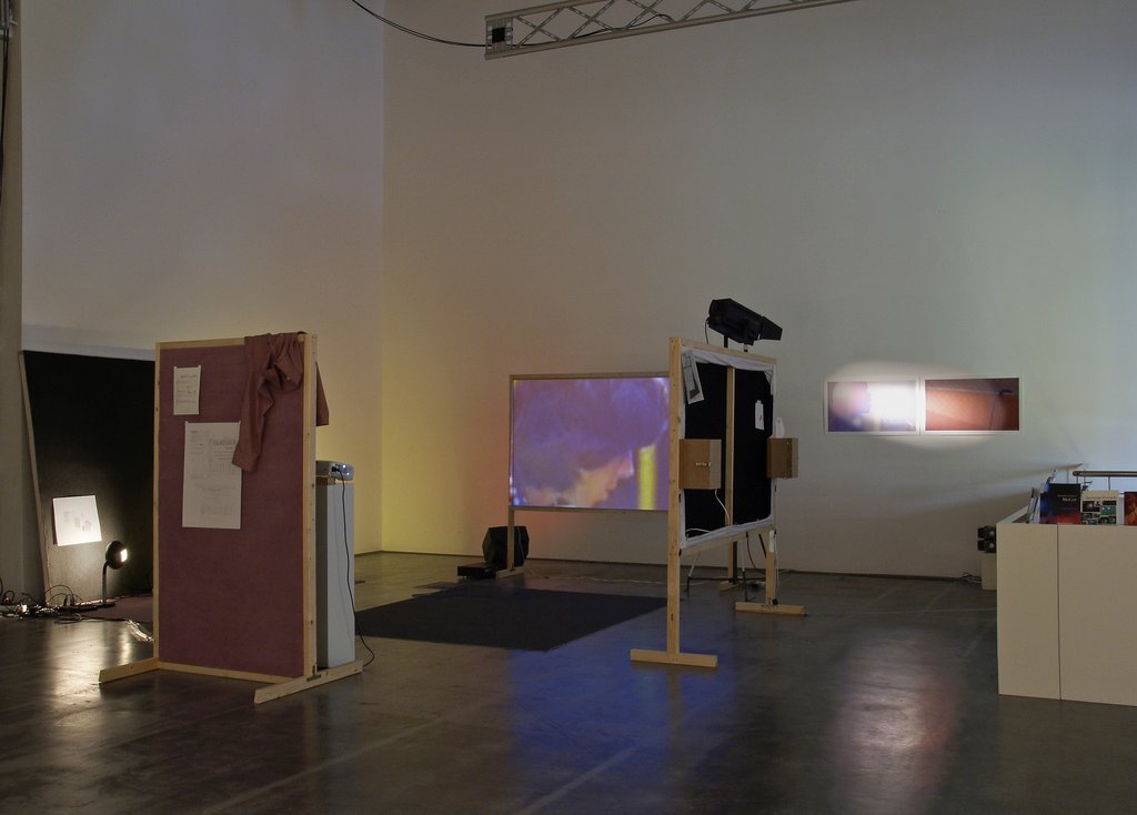 Das Foto zeigt das Obergeschoss des Edith-Russ-Hauses mit der Ausstellungsansicht Just Play Musik als soziale Praxis. Foto Franz J Wamhof © Edith-Russ-Haus