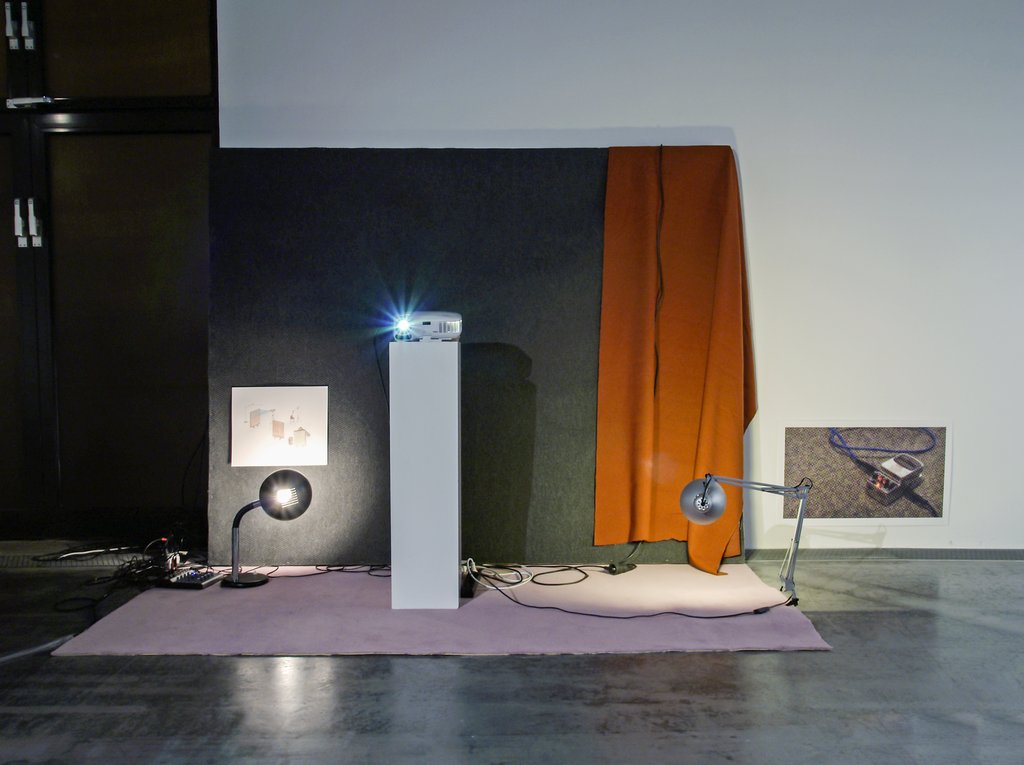 Das Foto zeigt das Obergeschoss des Edith-Russ-Hauses mit dem Kunstwerk von Hadley & Maxwell: 1+1-1. Foto Franz J Wamhof © Edith-Russ-Haus