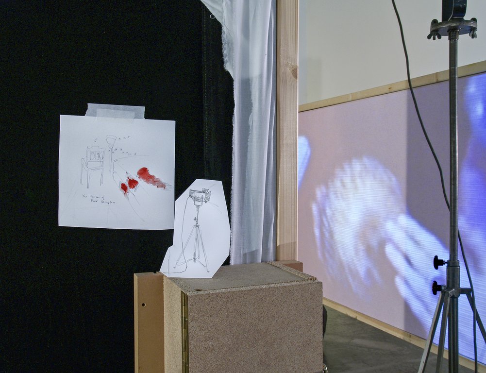 Das Foto zeigt das Obergeschoss des Edith-Russ-Hauses mit dem Kunstwerk von Hadley & Maxwell: 1+1-1. Foto Franz J Wamhof © Edith-Russ-Haus